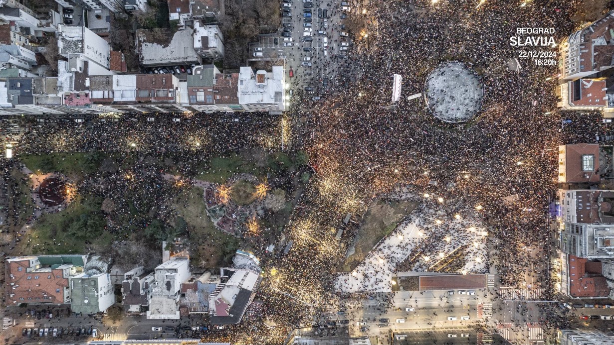 Sırbistan'da tarihinin en kalabalık hükümet karşıtı protestosu