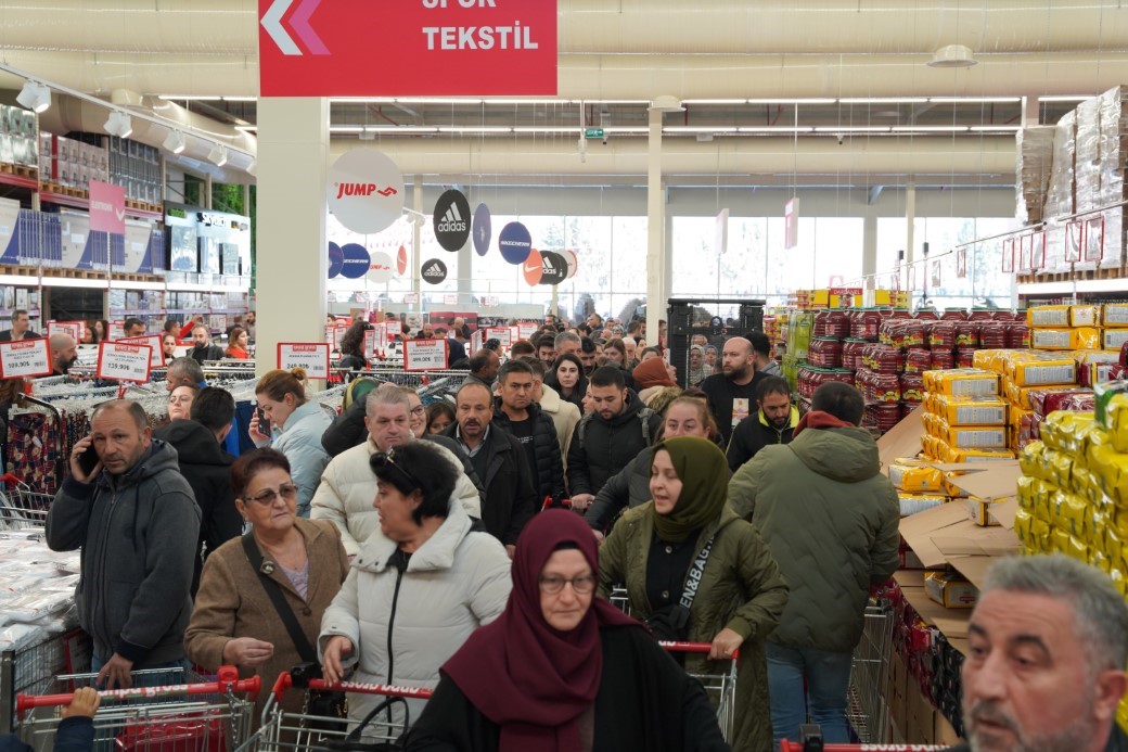 Silivri’de market açılışında verilecek bin TL’lik hediye çeki için vatandaşlar akşamdan çadır kurup bekledi