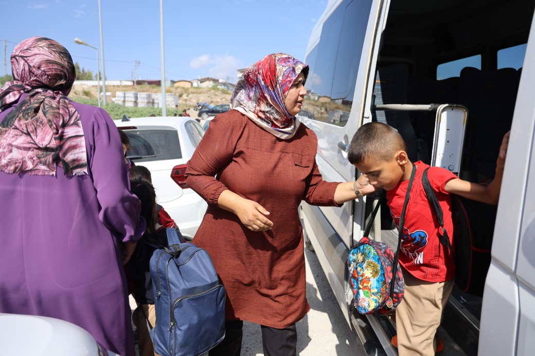 Hatay’da 4 çocuk annesi şoför Ayşe, 14 yıldır direksiyon sallayarak ekmek parasını kazanıyor