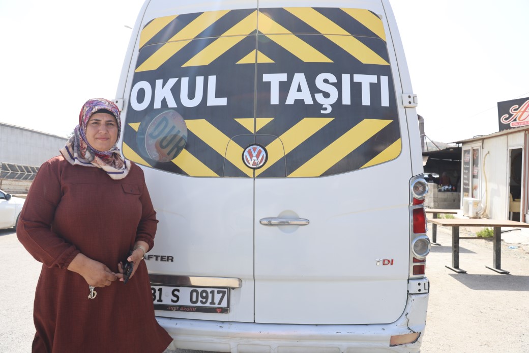 Hatay’da 4 çocuk annesi şoför Ayşe, 14 yıldır direksiyon sallayarak ekmek parasını kazanıyor