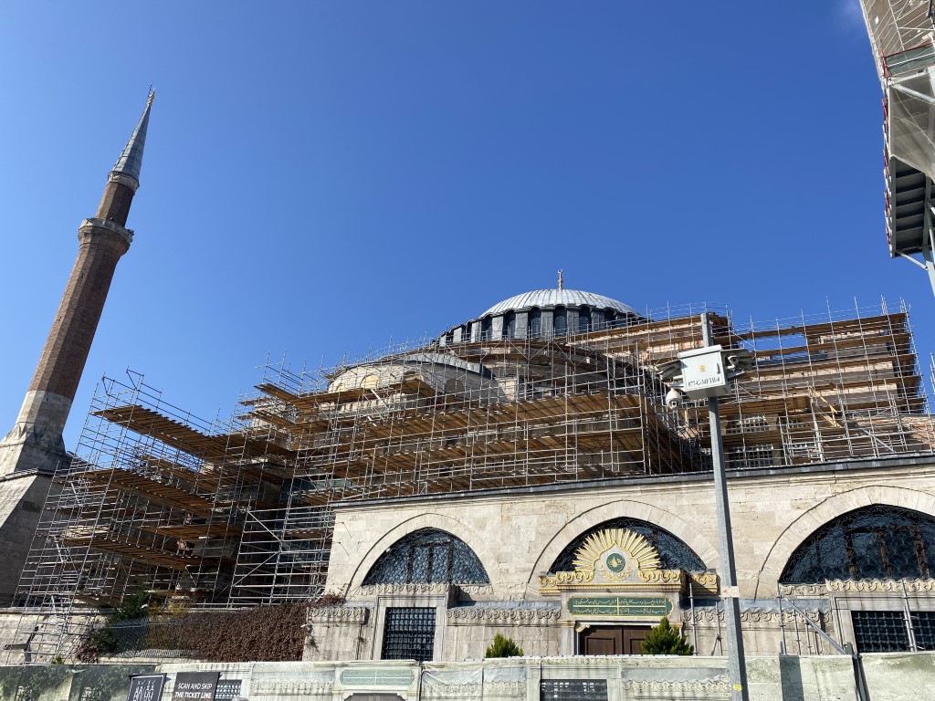 Ayasofya’da dev iskele kuruldu: Bin 500 yıllık cami niteliksiz sıvalardan arındırılacak