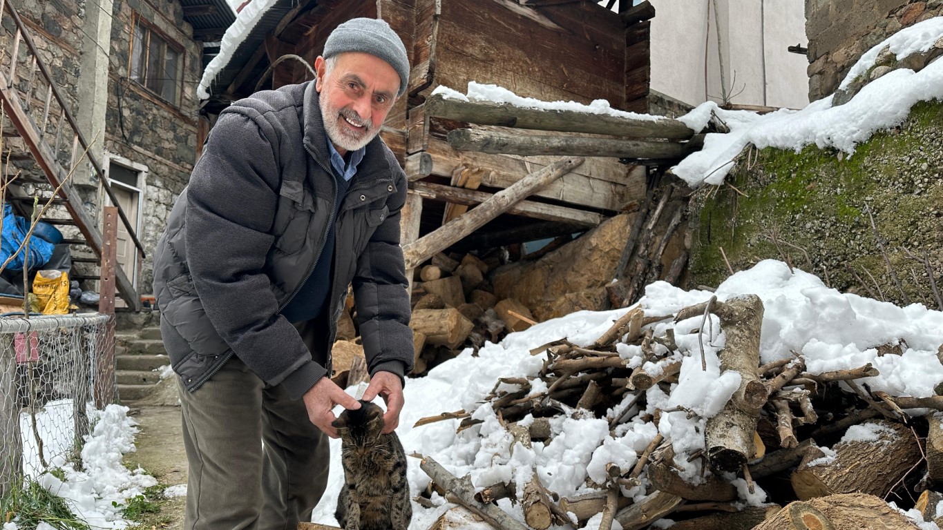 Artvin’de mezrada mahsur kalan kedileri için karlı yolları aşarak yiyecek taşıyor