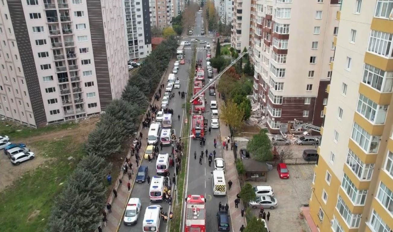 Beylikdüzü’nde 14 katlı binada patlama meydana geldi