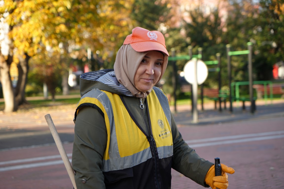 Fedakar anne: Her gün yolları süpürerek üniversitede çocuk okutuyor