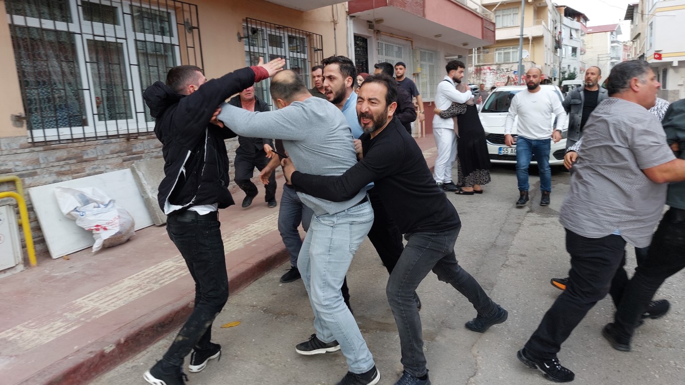 Samsun’da 2 kardeşin yaralandığı silahlı saldırının ardından taraflar birbirine girdi