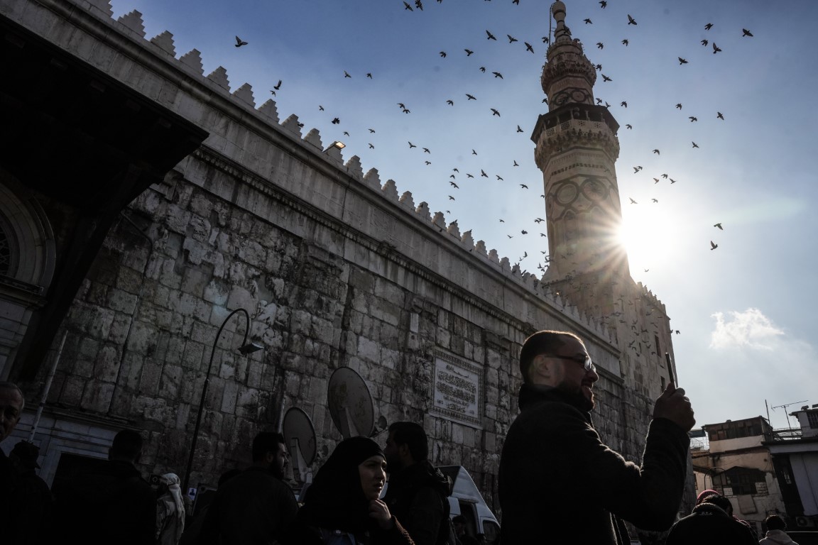 Suriyeliler Esad sonrası ilk cuma namazı için Emevi Camii'ne akın etti