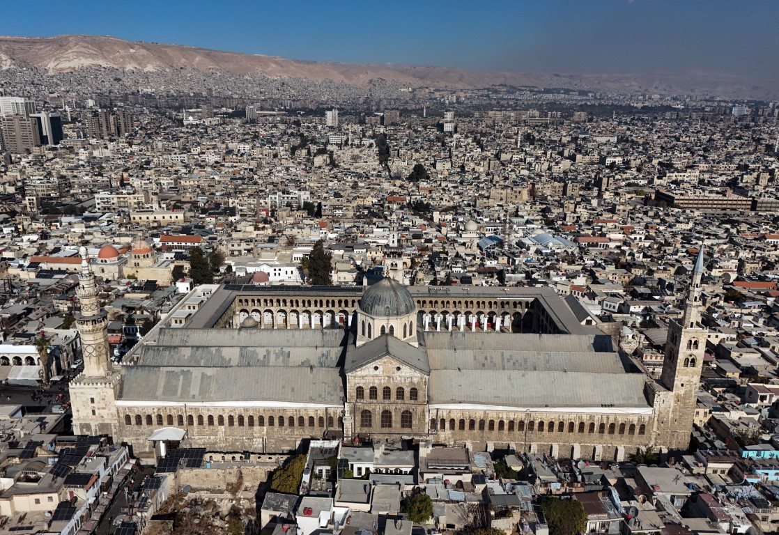 Suriyeliler Esad sonrası ilk cuma namazı için Emevi Camii'ne akın etti