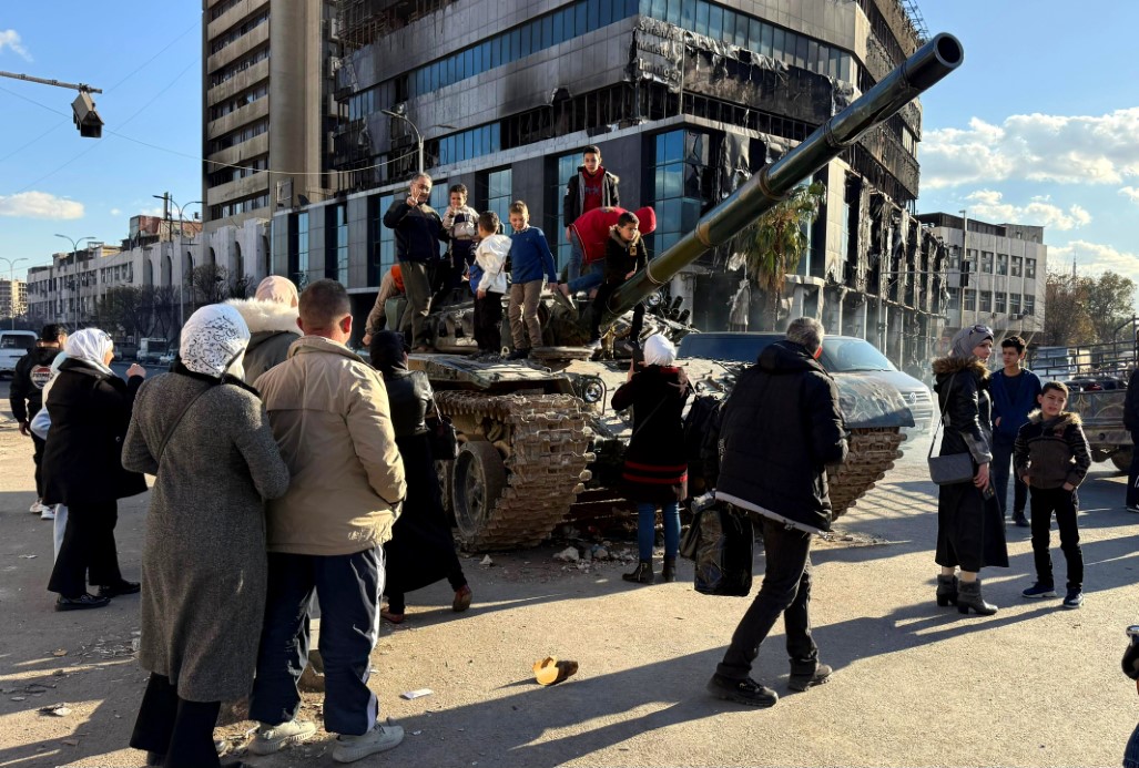 Esad'ın tankları çocuklara oyuncak oldu