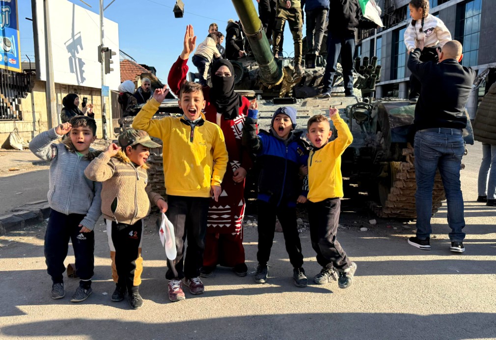 Esad'ın tankları çocuklara oyuncak oldu