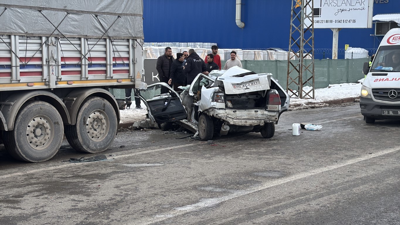 Sivas’ta tıra çarpan Fiat Tempra otomobil hurdaya döndü