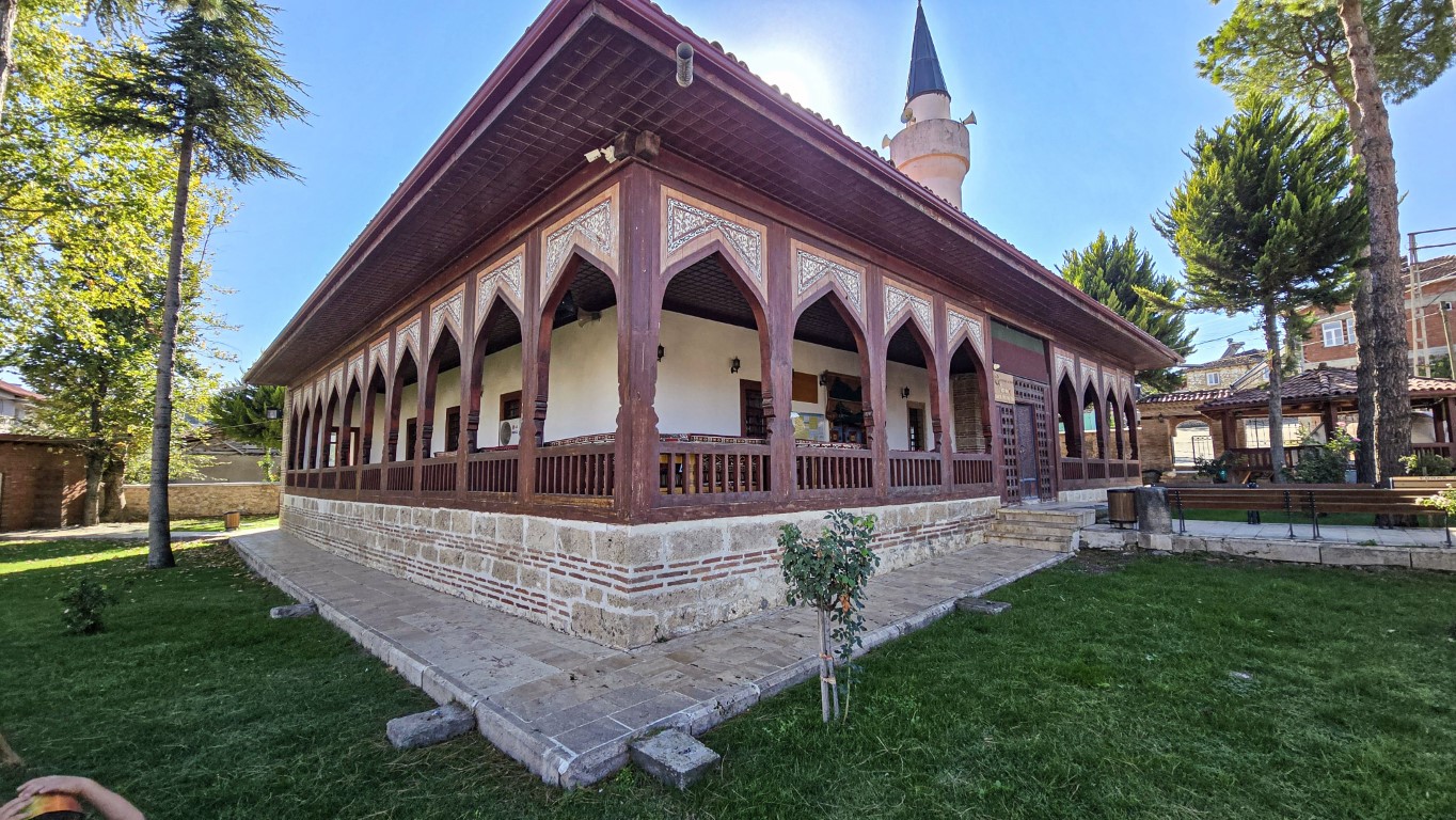 Çivi kullanılmadan inşa edilen 942 yıllık cami tarihe tanıklık ediyor