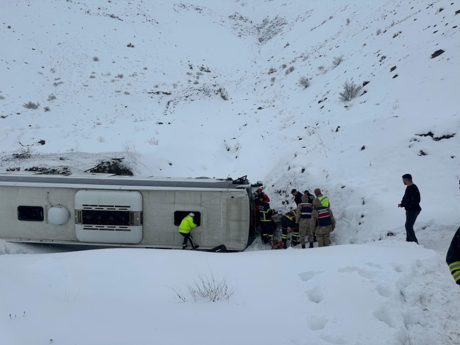 Erzincan’da otobüs şarampole uçtu: 21 yaralı