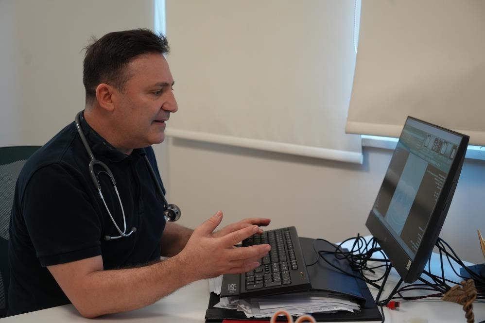 cem-yilmaz-in-kalp-krizi-sonrasi-genc-yasta-hastaliklar-yeniden-gundemde-profesor-kronik-inflamasyona-dikkat-cekti