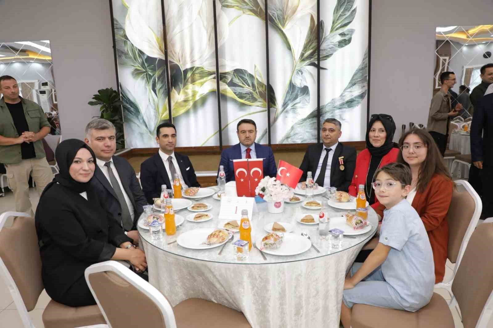 kutahya-da-sehit-aileleri-ve-gazilerle-ayni-sofrada-bulustu