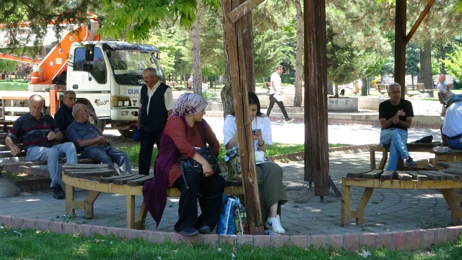 malatya-da-sicak-havada-parklar-doldu