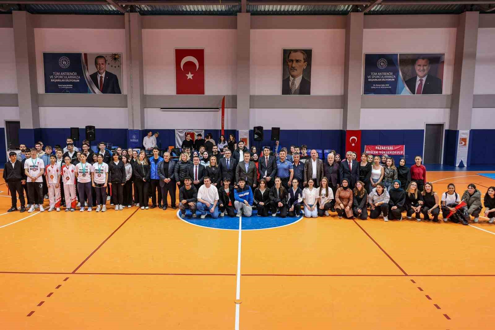 vali-sozer-pazaryeri-nde-bir-dizi-program-gerceklestirdi