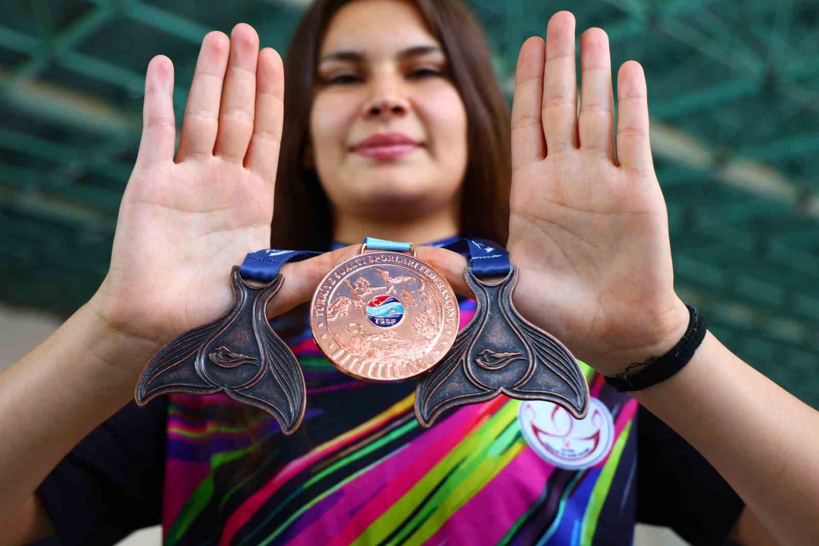 yuzmeyi-ogrenmek-icin-basladi-kirik-parmakla-dunya-ucuncusu-oldu