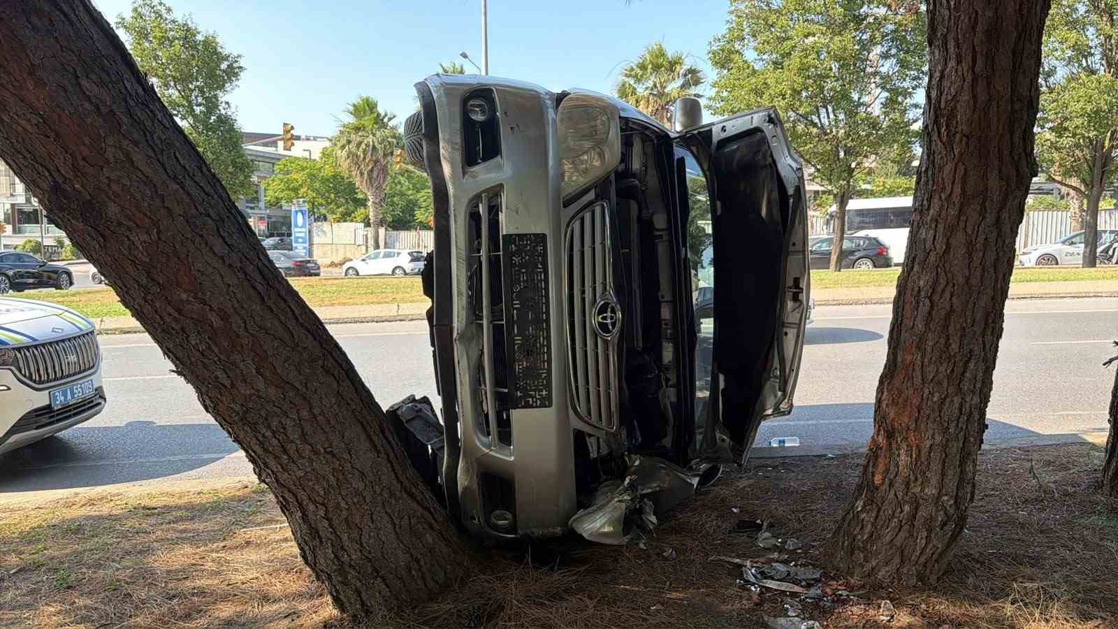 bakirkoy-de-kontrolden-cikan-otomobil-takla-atti-1-yarali