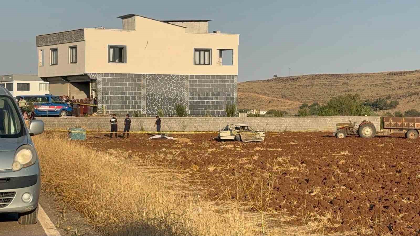 gaziantep-te-otomobil-evin-onunde-oturanlarin-arasina-daldi-1-olu-5-yarali