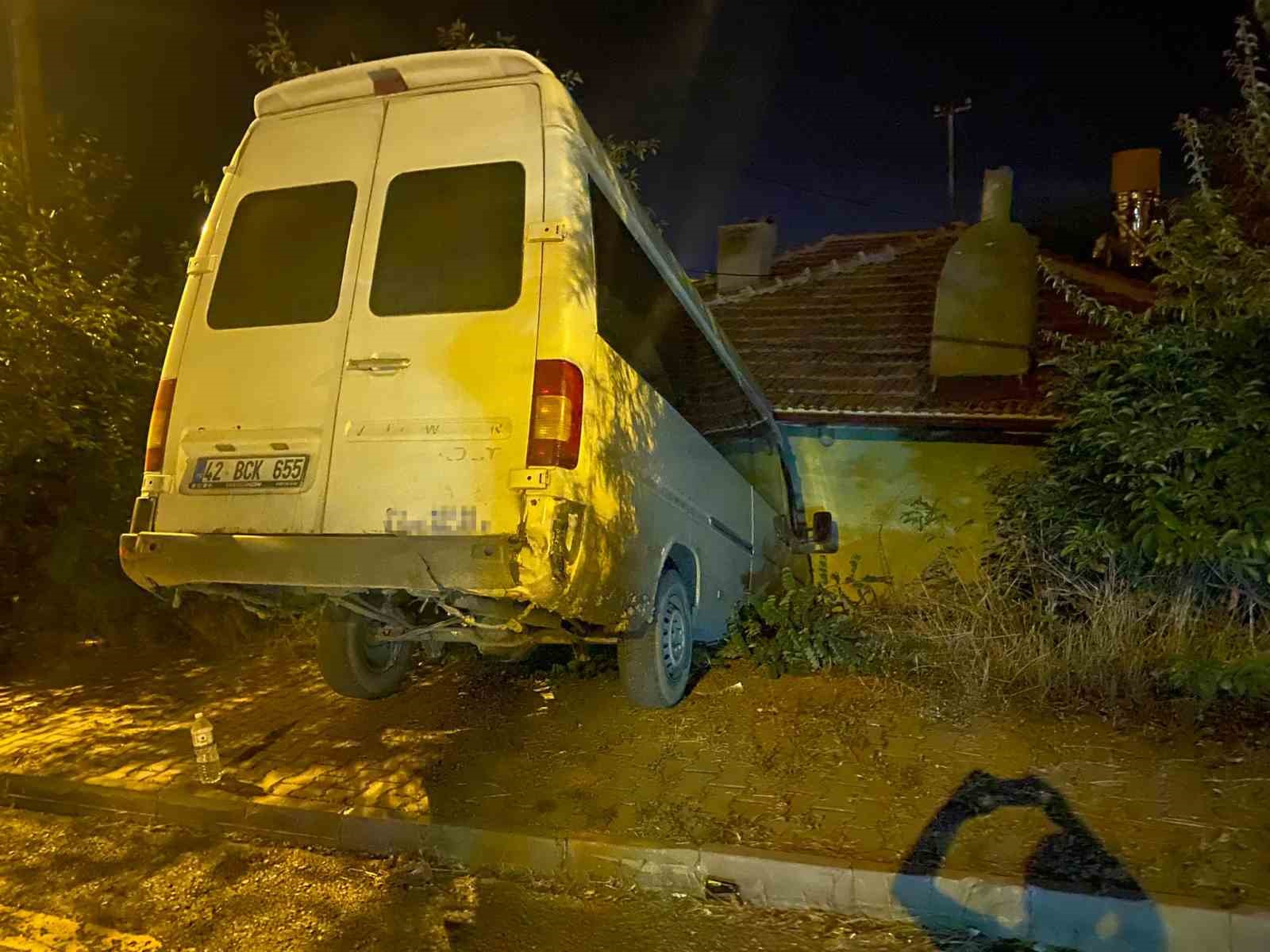 ankara-da-el-freni-cekilmeyen-minibus-duvara-carpti