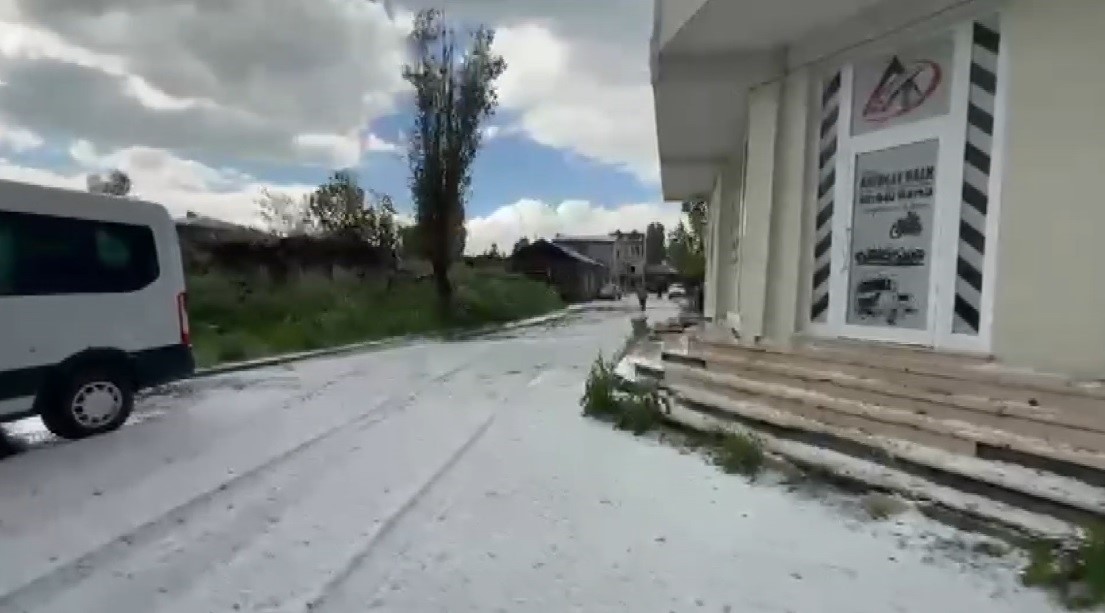 kars-a-dolu-yagdi-vatandaslar-kar-temizler-gibi-kurek-salladi