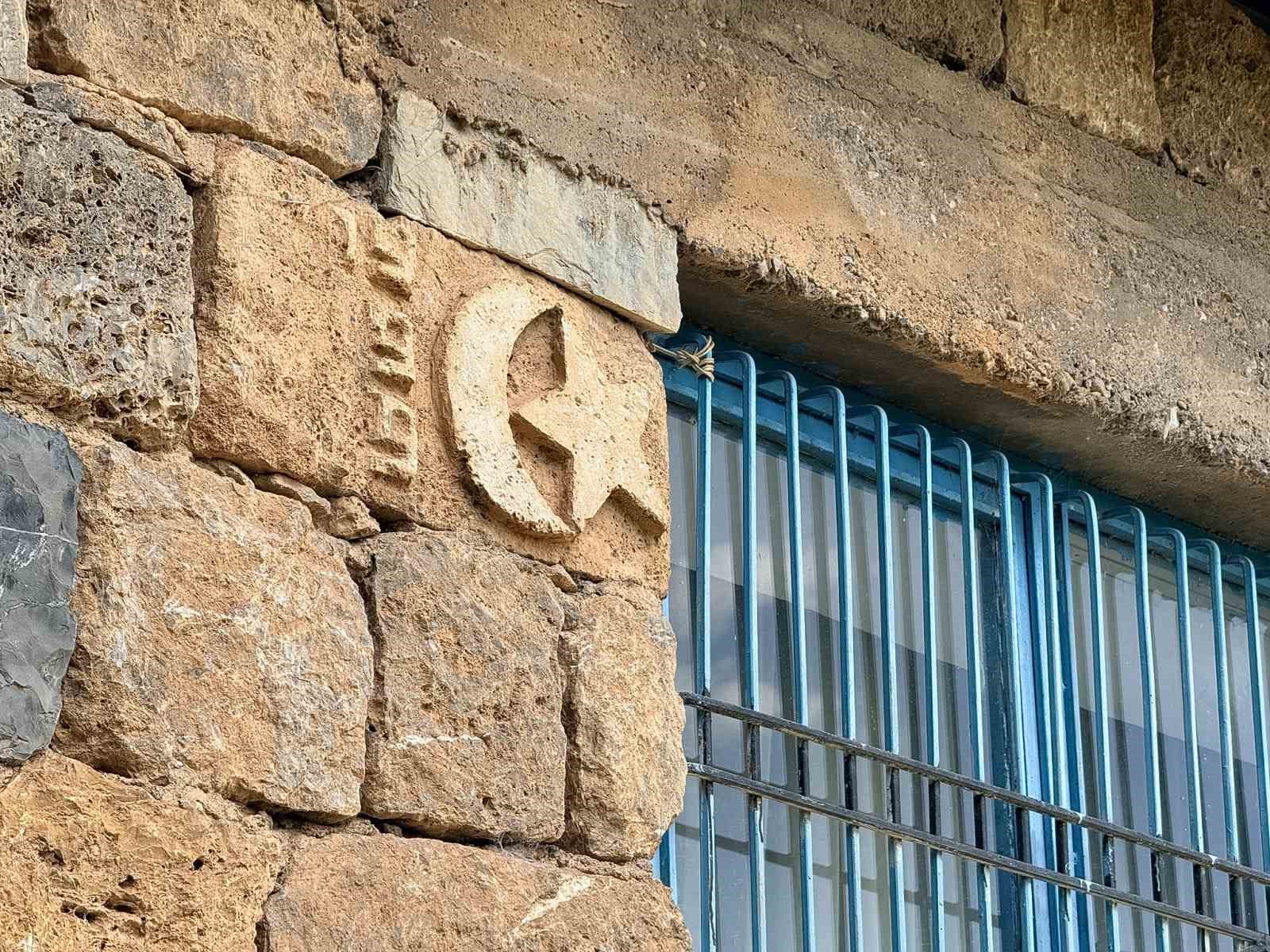 30-yil-once-kendi-emegiyle-yaptigi-ev-turistlerin-ilgi-odagi-oldu