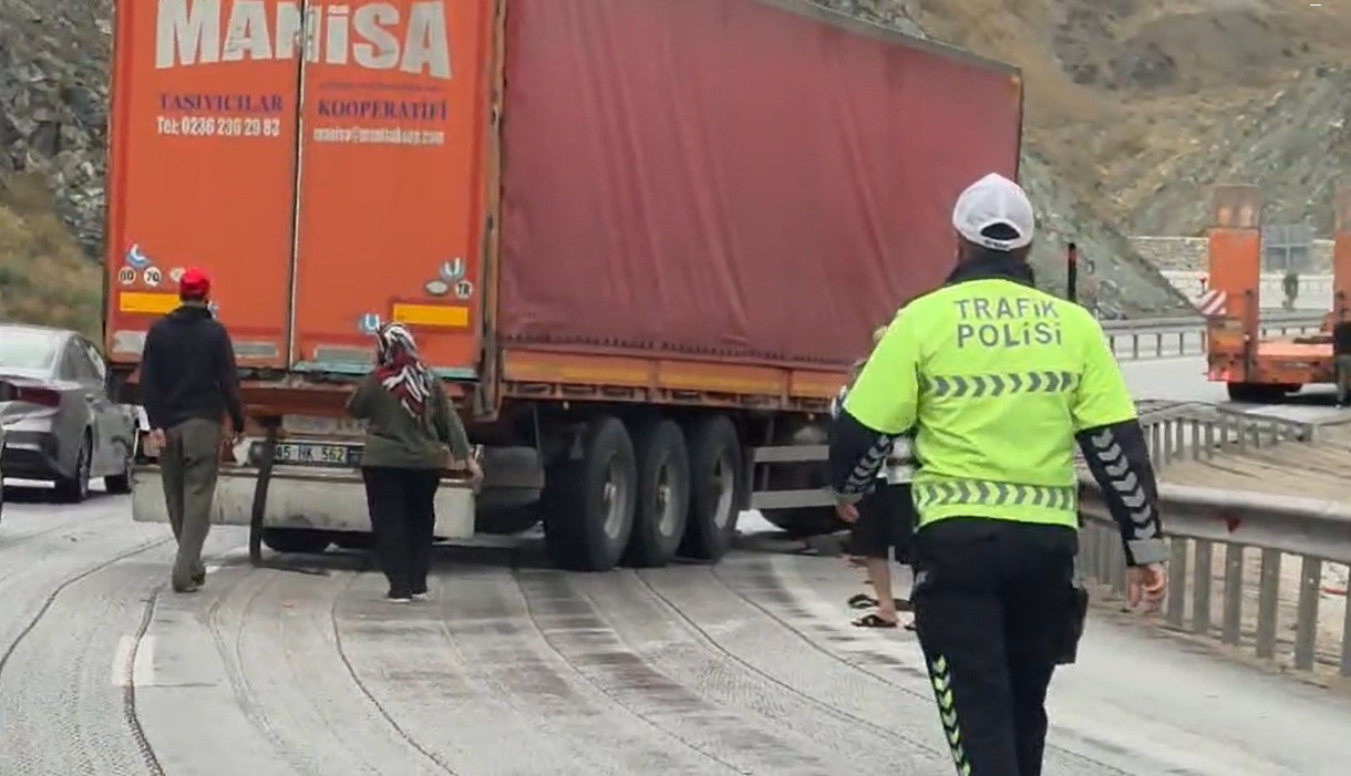erzincan-sivas-kara-yolunda-tir-bariyere-carpti