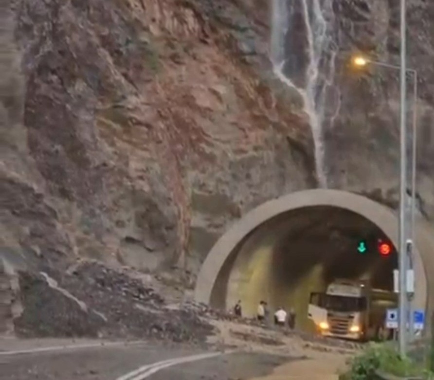 artvin-erzurum-karayolu-sel-ve-heyelan-nedeniyle-ulasima-kapandi