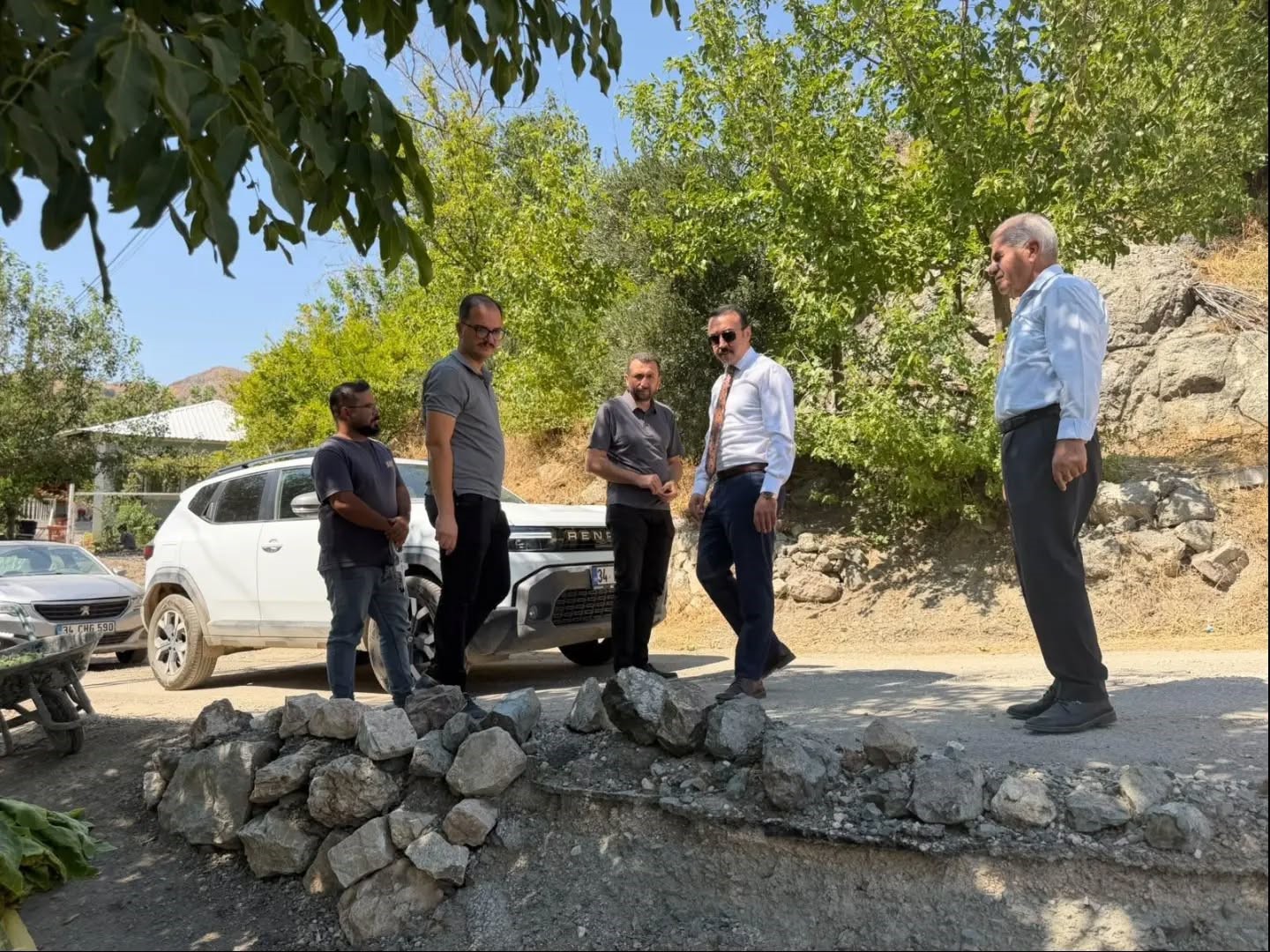 kaymakam-pelvan-koy-yollarini-asfalt-calismasi-oncesi-inceledi