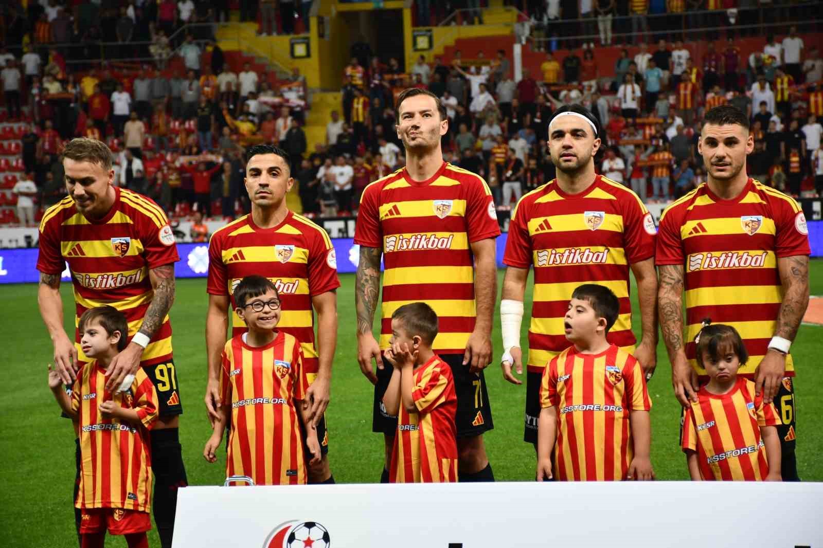 kayserispor-istanbulspor-maci-seramonisinde-down-sendromlu-minik-kalpler-vardi