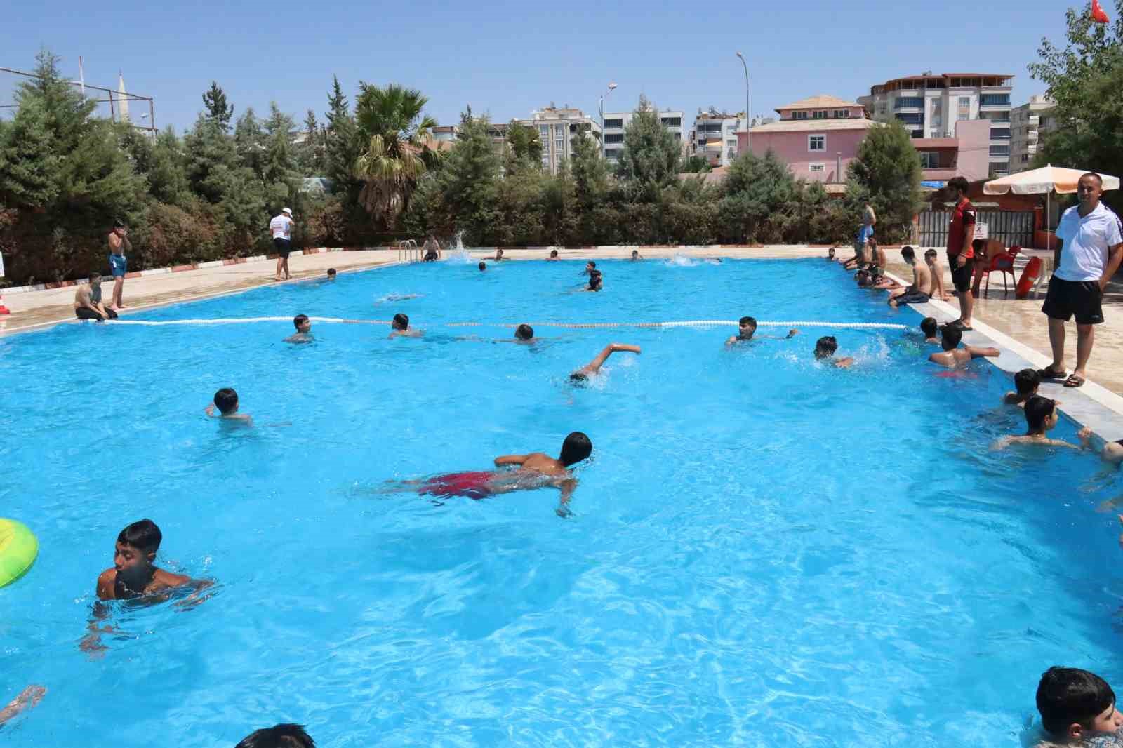 sicak-havada-havuzlar-dolup-tasiyor
