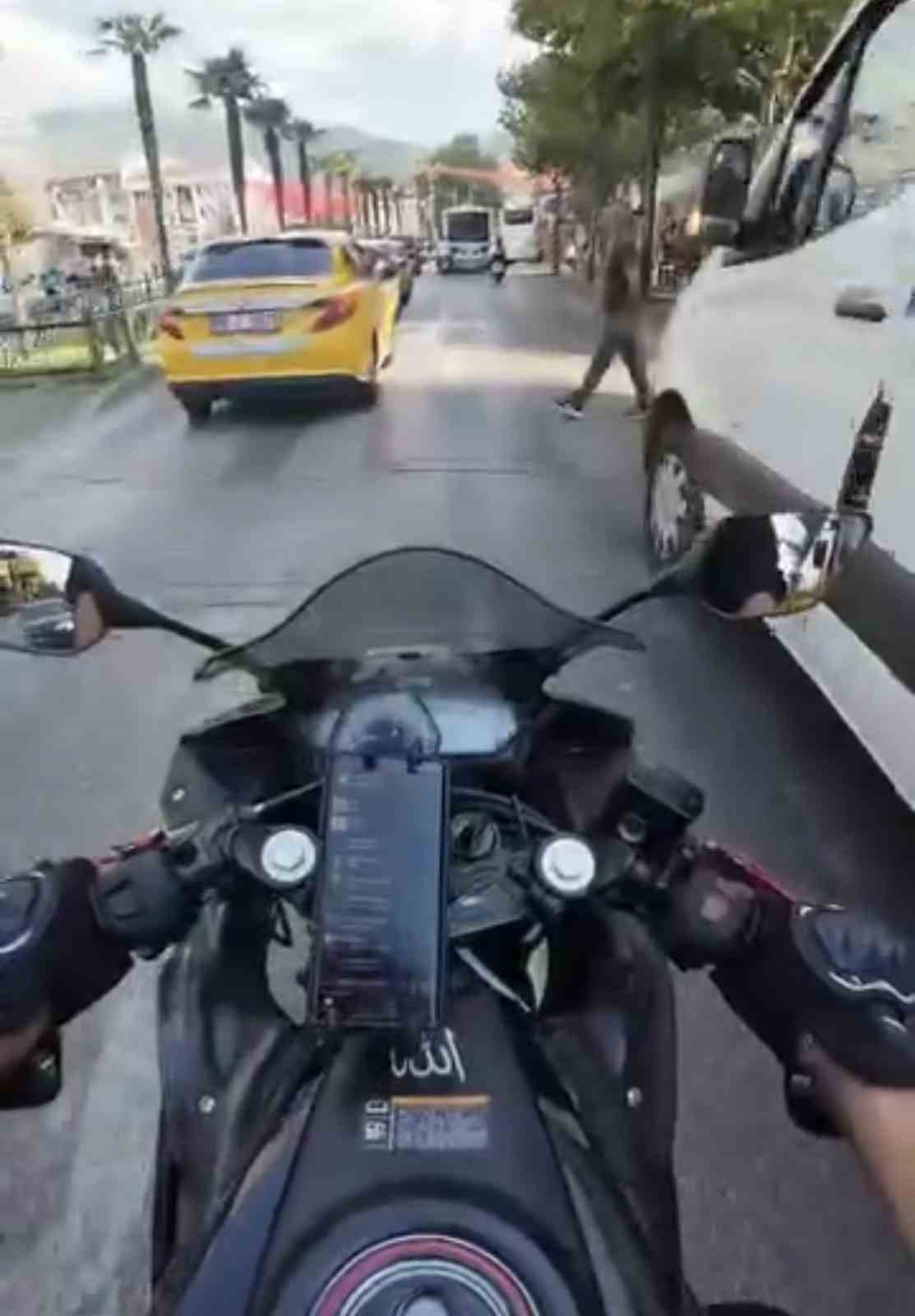 kor-noktada-kalan-yayaya-motosiklet-carpti-o-anlar-kask-kamerasinda