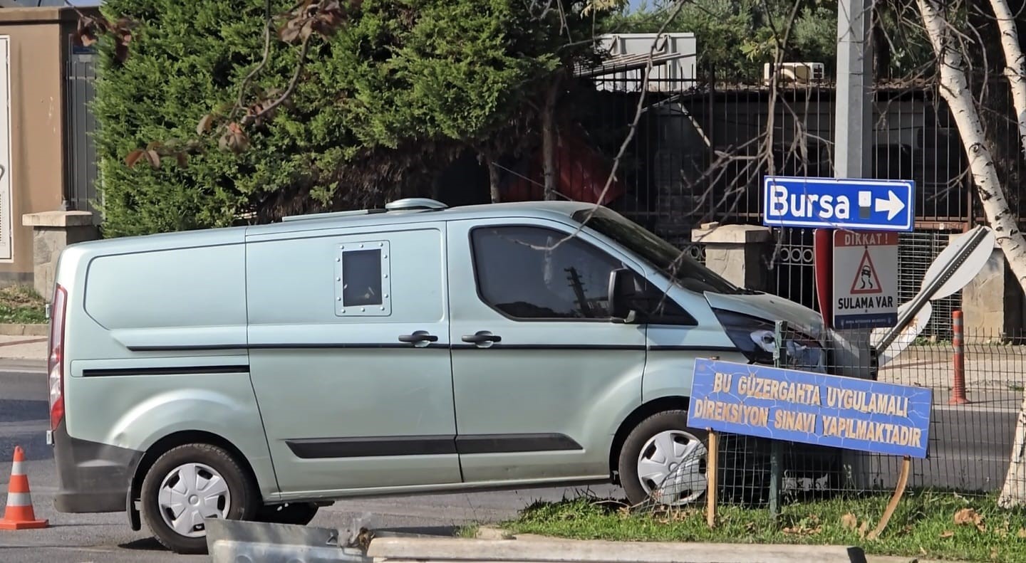 mudanya-da-zirhli-banka-araci-elektrik-diregine-carpti