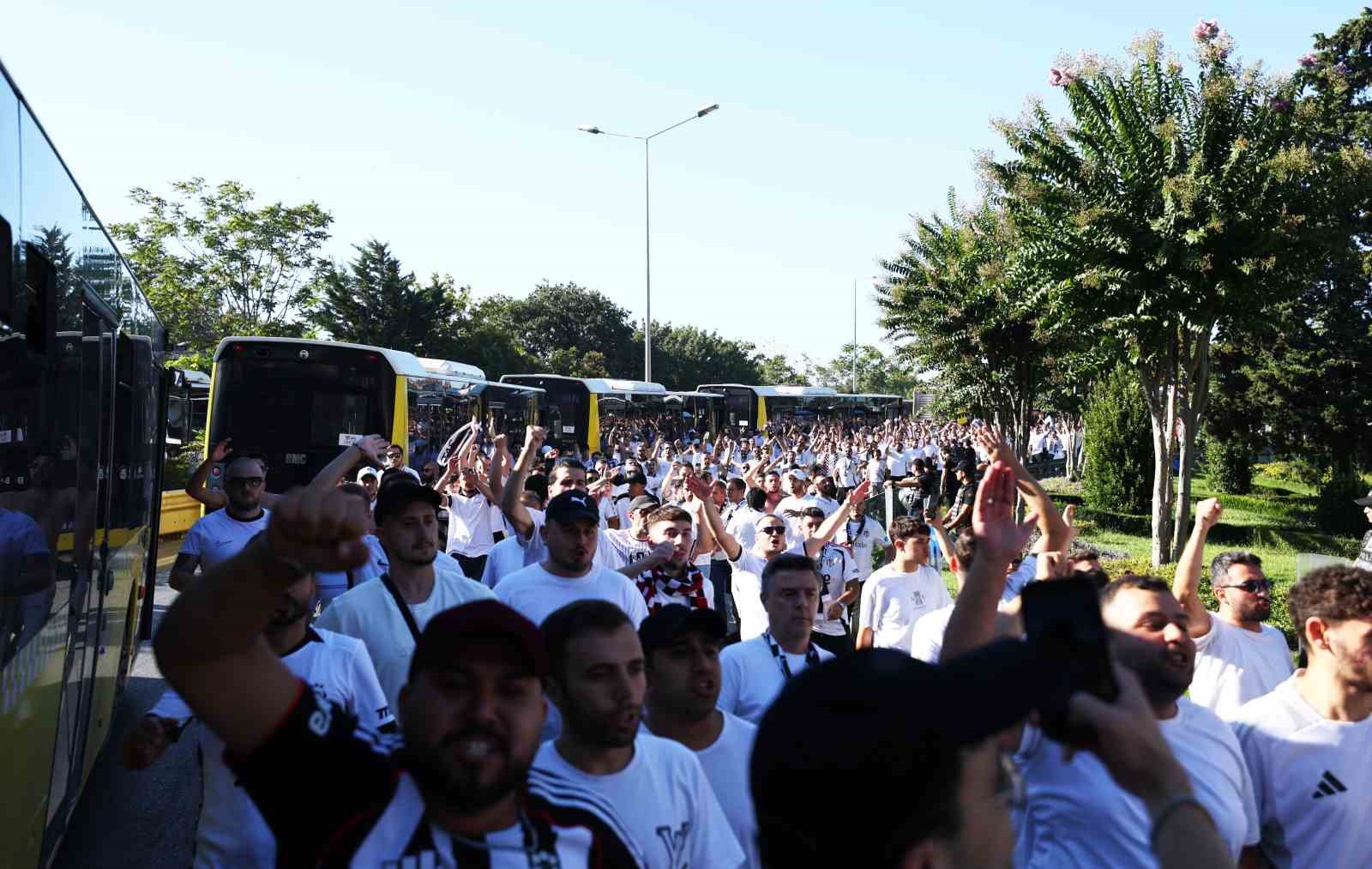besiktas-taraftari-stada-geldi