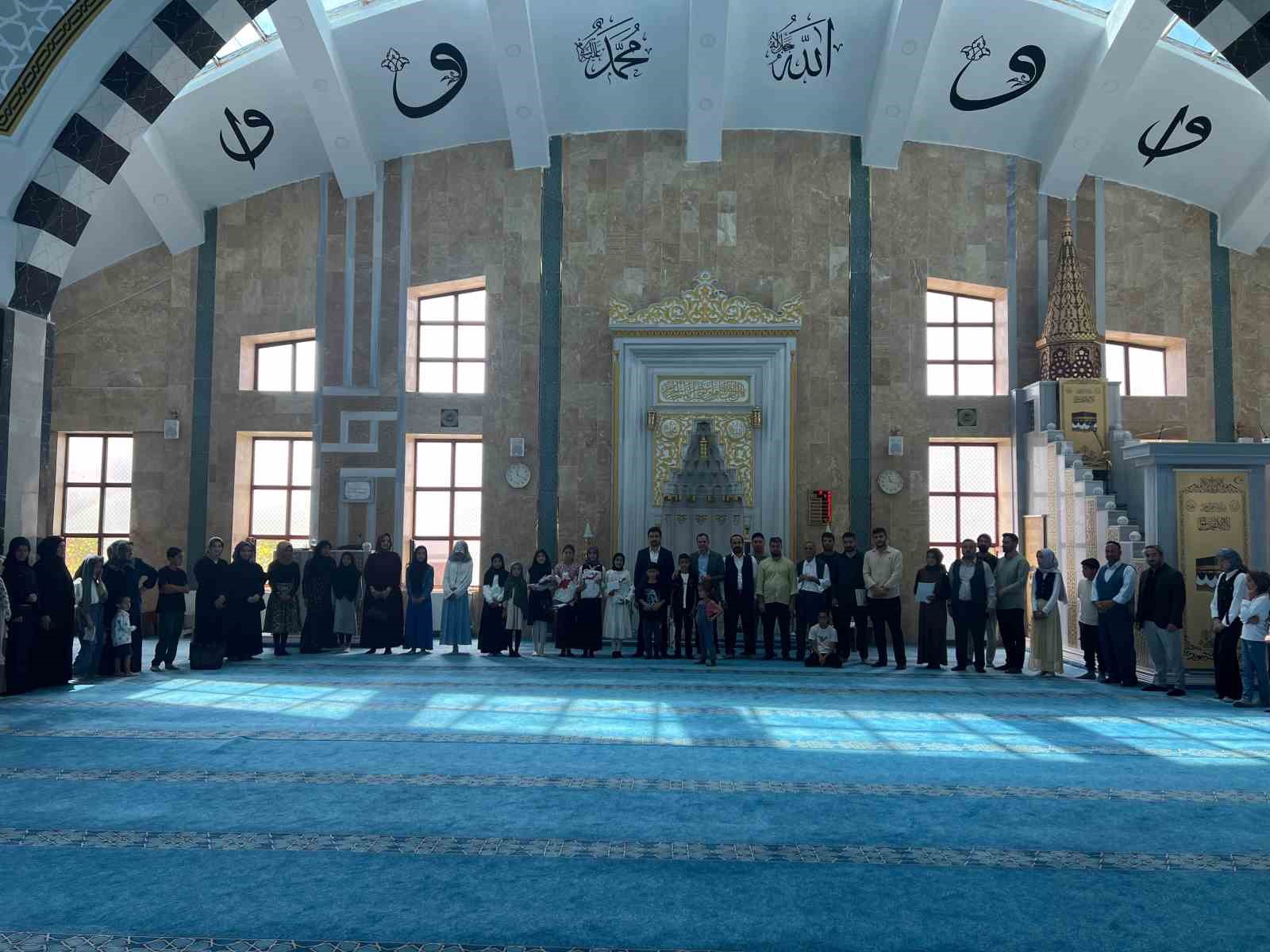 caldiran-da-yaz-kur-an-kursu-ogrencileri-hadis-i-serifleri-ezbere-okudu