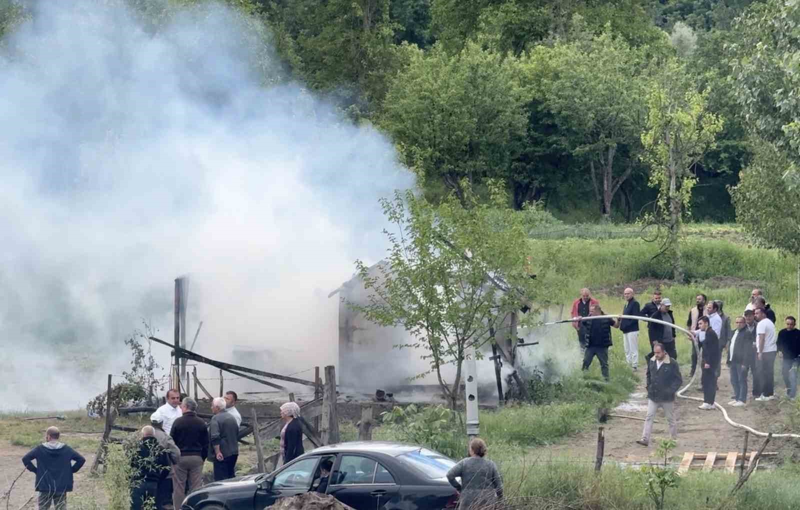 alevlere-teslim-olan-ev-kullanilmaz-hale-geldi