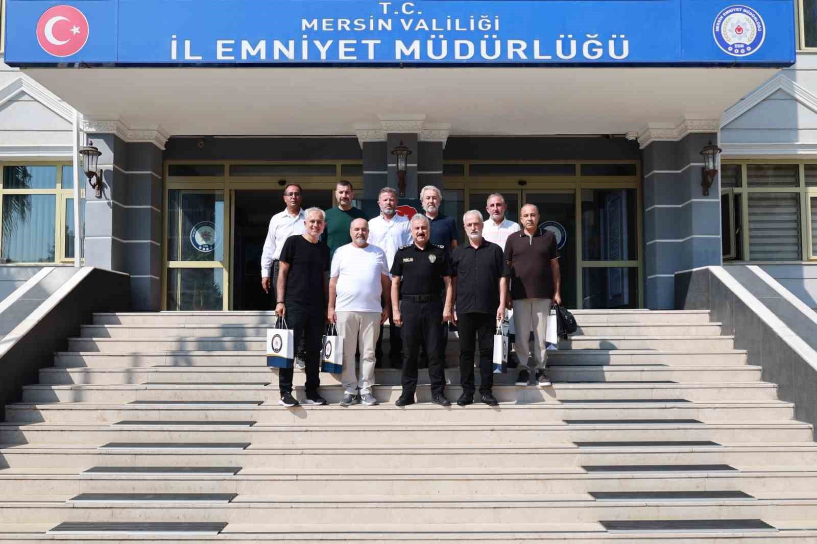 emniyet-muduru-aktas-yas-haddinden-emekli-olan-meslektaslariyla-bulustu
