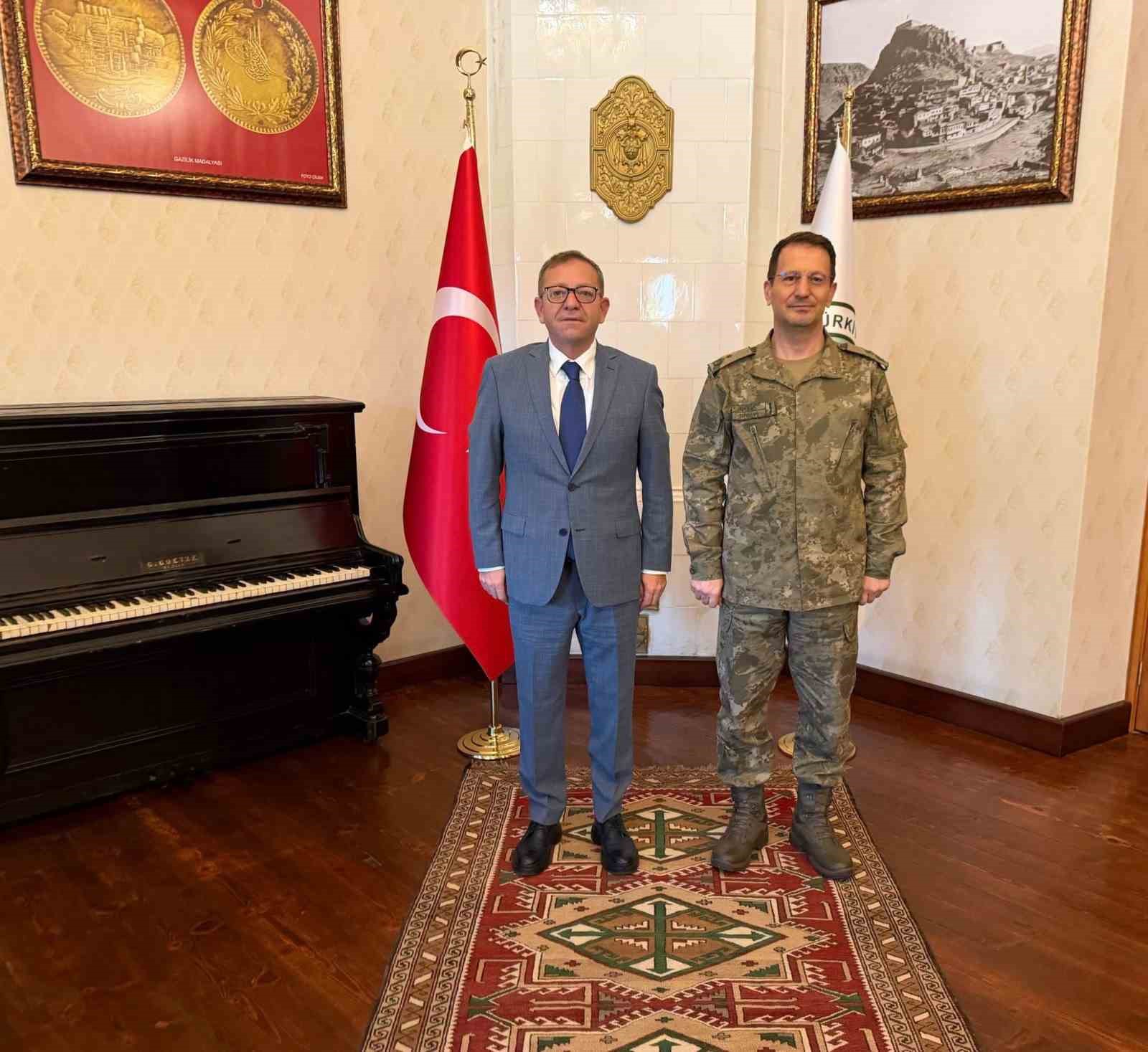 kars-14-mekanize-piyade-tugay-komutanligina-atanan-tuggeneral-celik-ten-vali-polat-a-ziyaret