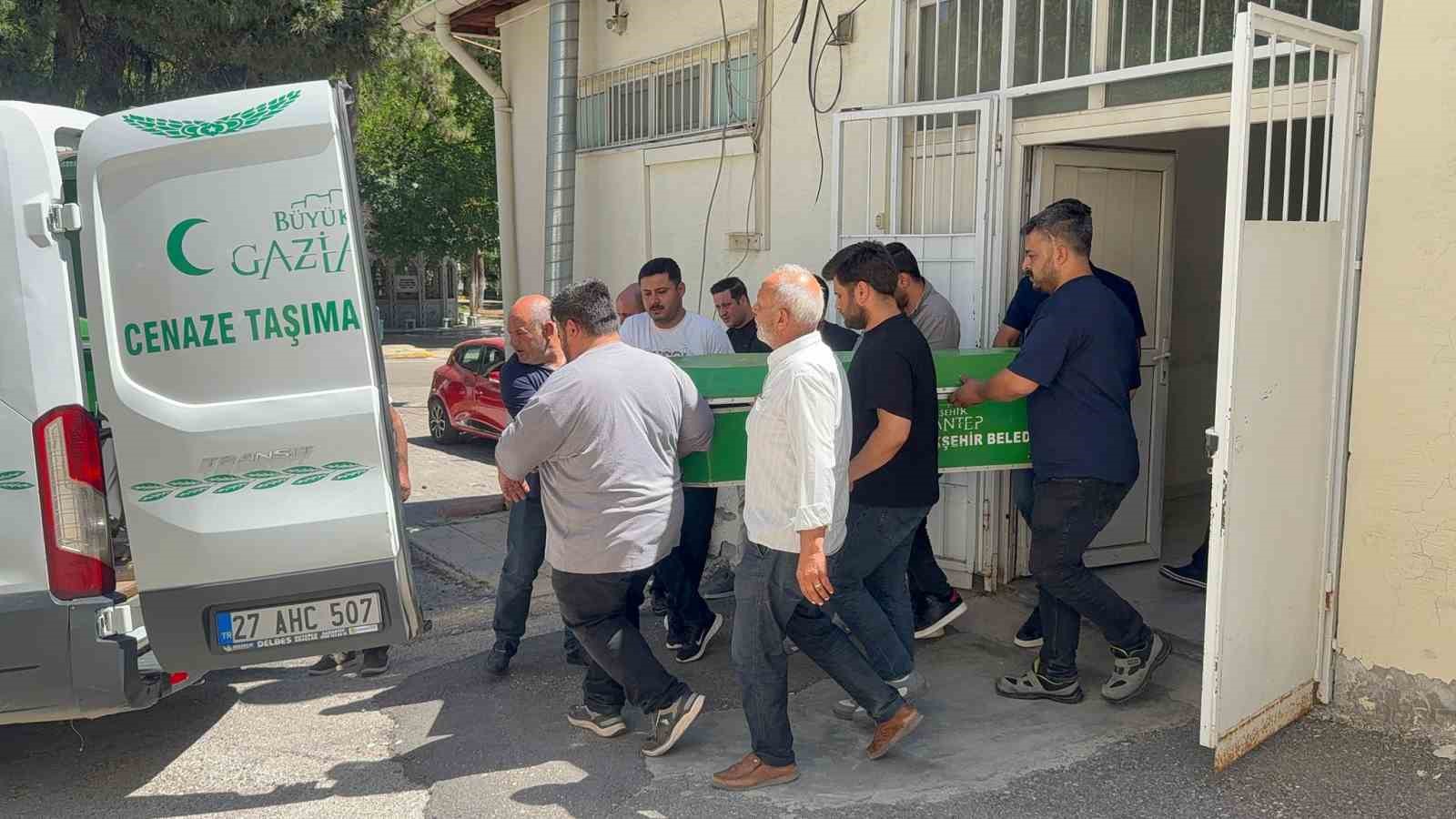 sinava-giderken-gecirdigi-kaza-sonrasi-hayatini-kaybeden-gencin-cenazesi-ailesine-teslim-edildi