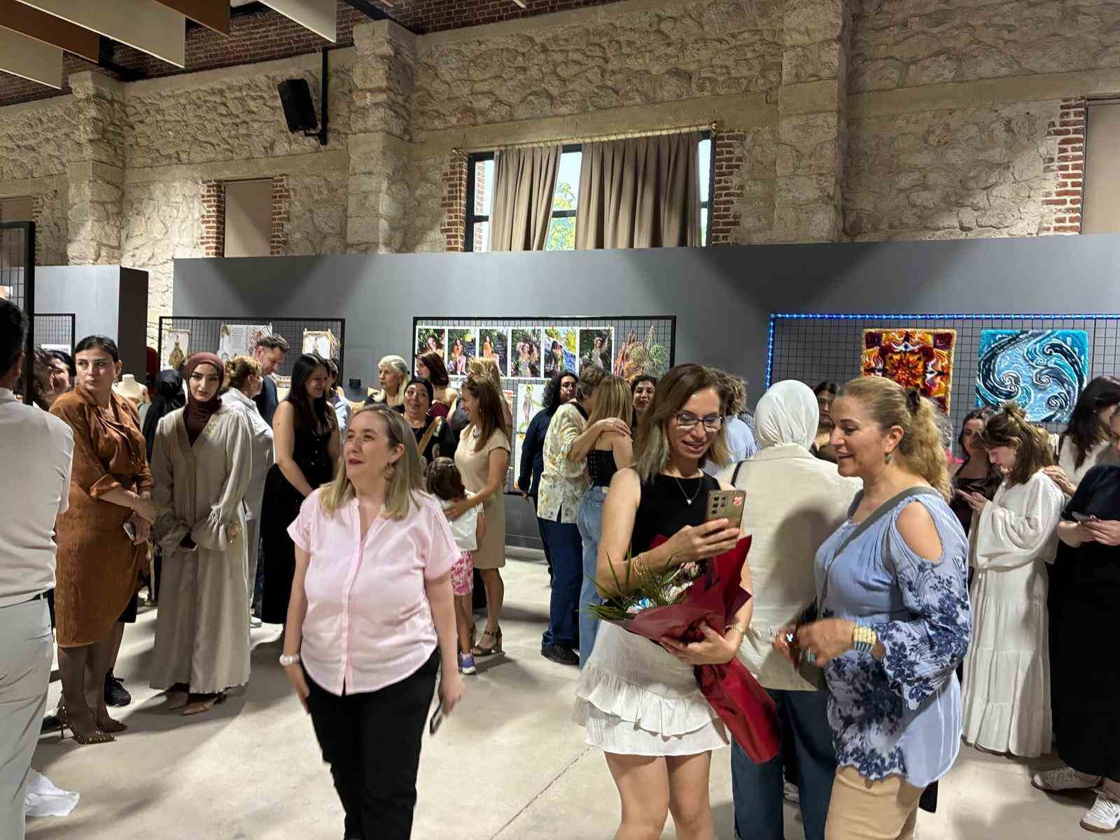 cu-tekstil-ve-moda-tasarimi-bolumu-ogrencilerinden-mezuniyet-sergisi