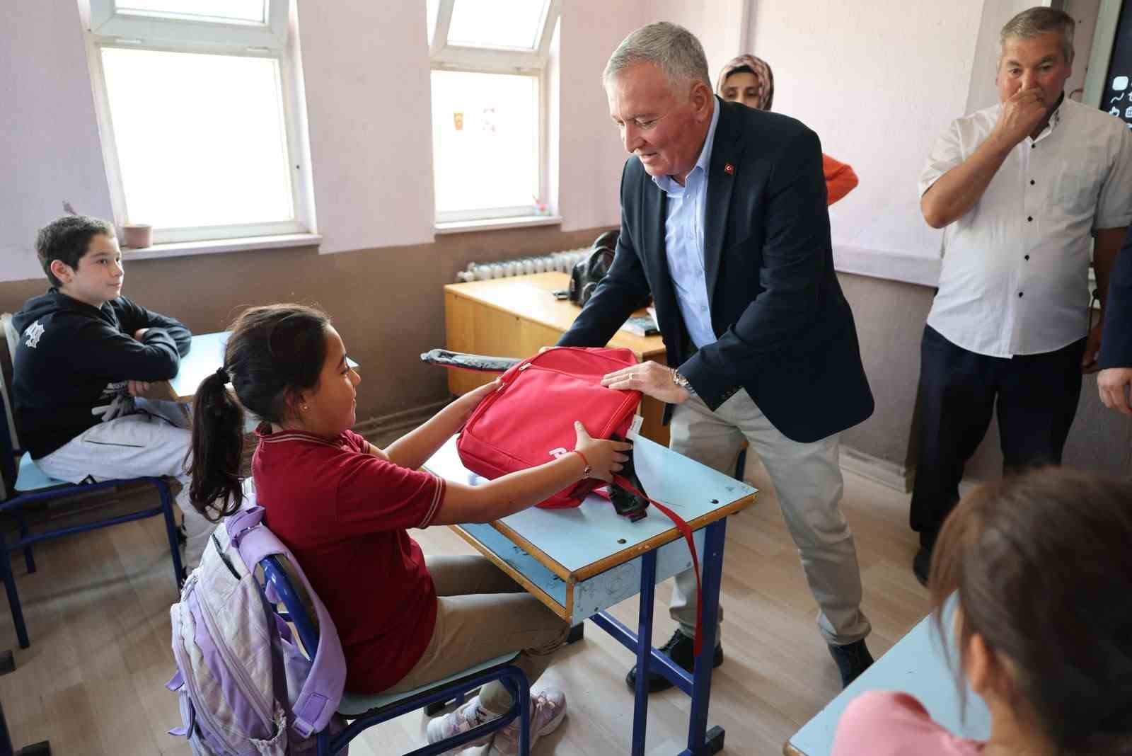 honaz-da-okul-cantalari-ogrencilere-ulasmaya-devam-ediyor