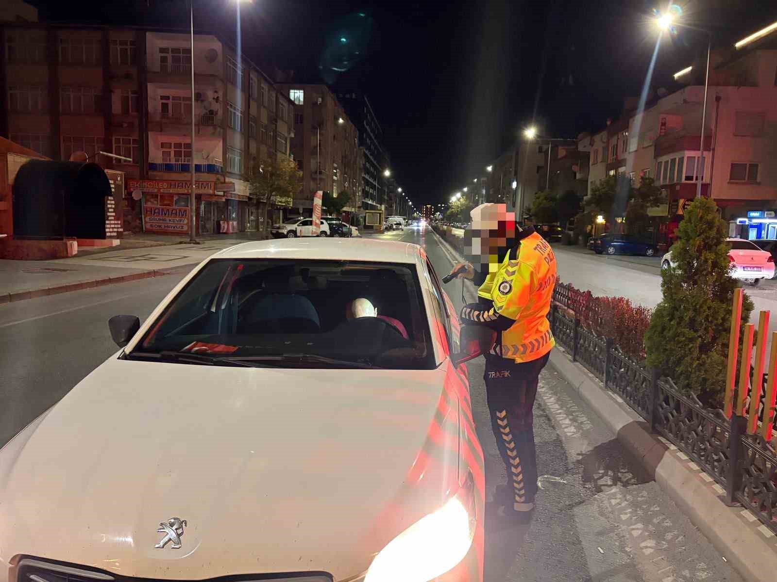 kayseri-de-otomobiliyle-uyuyakalan-surucuye-25-bin-tl-idari-para-cezasi-yazildi