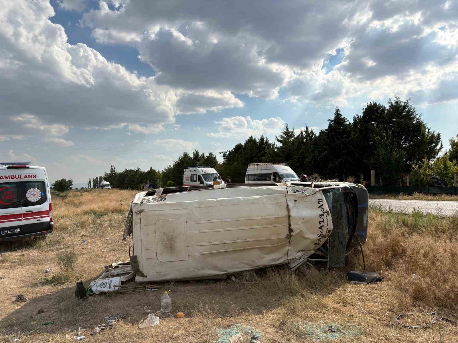 tarim-iscilerini-tasiyan-minibus-devrildi-17-yarali