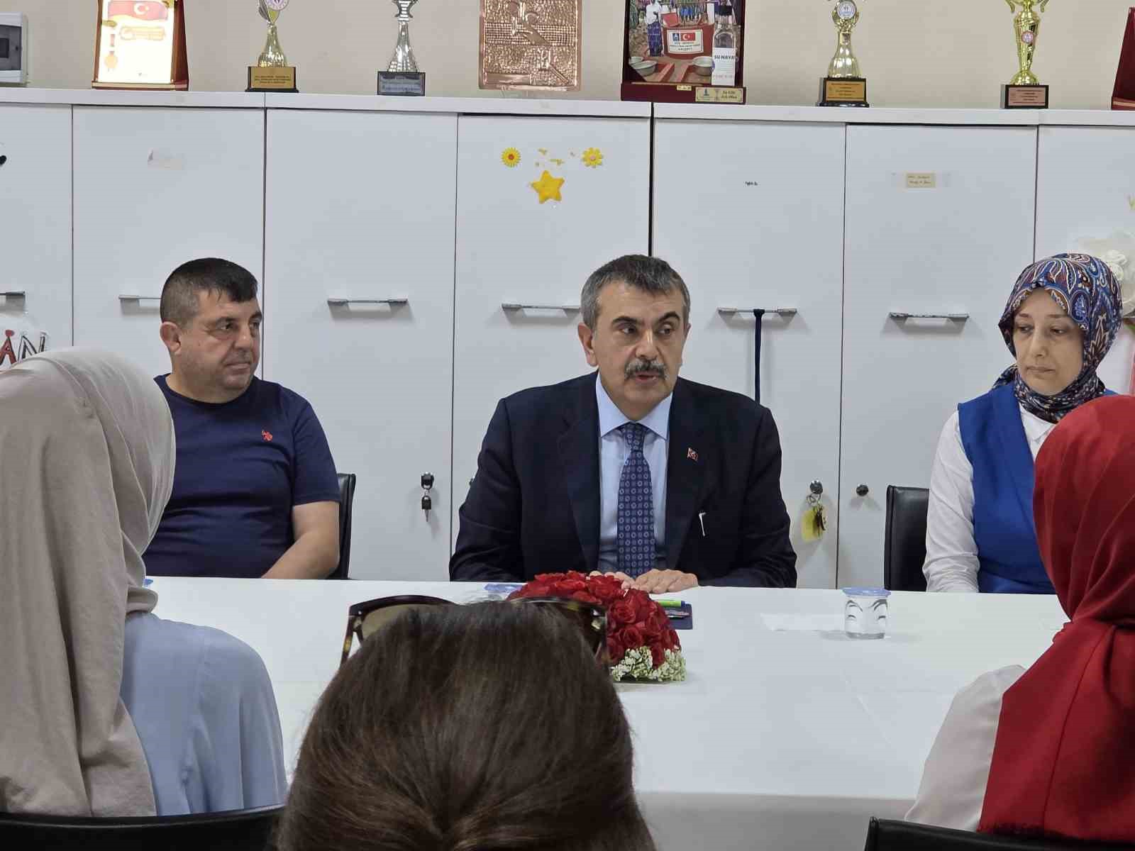 bakan-tekin-tum-kararlari-ogretmenlerimizle-istisare-ederek-aliyoruz