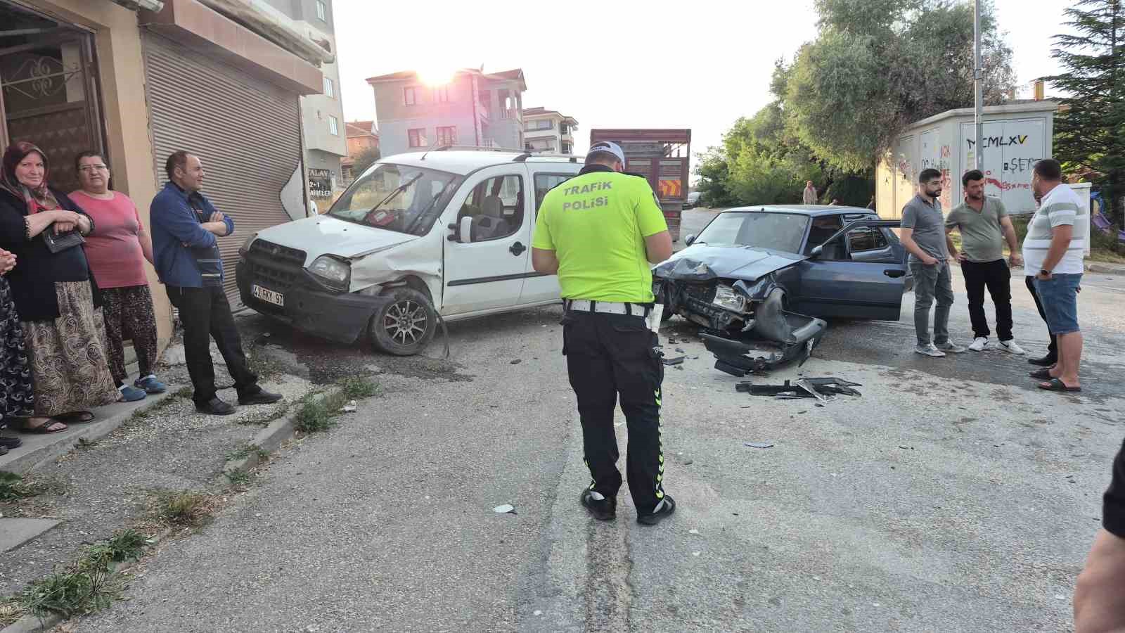eskisehir-de-2-arac-kafa-kafaya-carpisti-faciadan-donuldu
