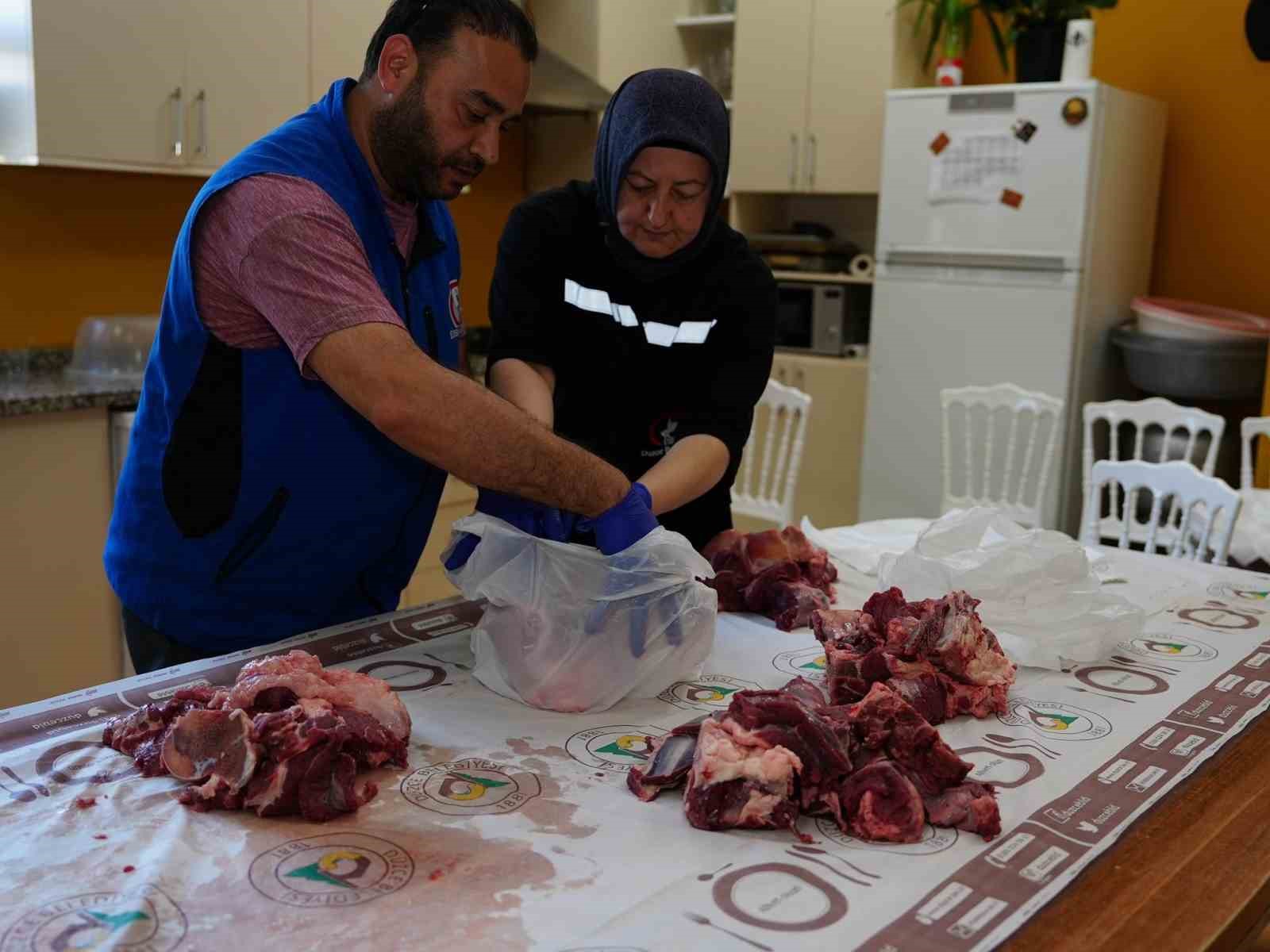 duzce-de-bagislanan-kurban-paylari-ihtiyac-sahiplerine-ulastiriliyor
