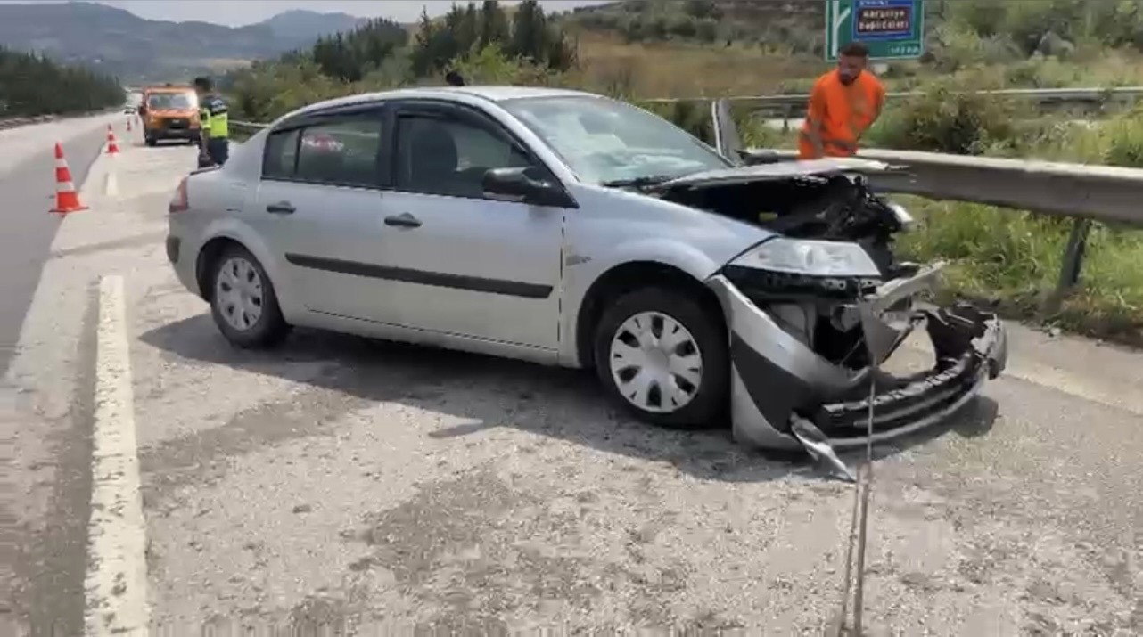 yagisli-havada-kontrolden-cikan-otomobil-bariyerlere-carpti-4-yarali