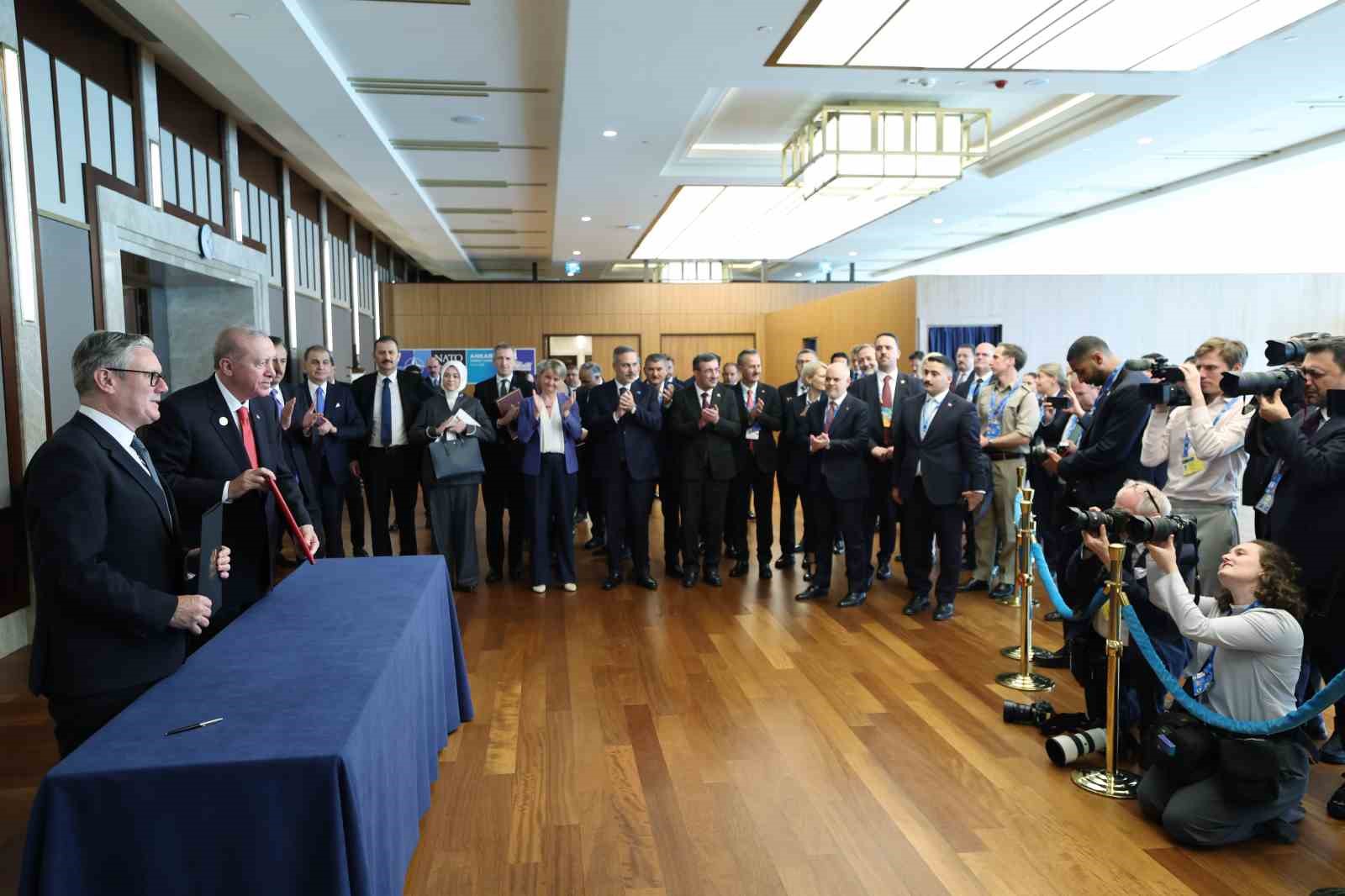 cumhurbaskani-erdogan-ingiltere-basbakani-starmer-ile-bir-araya-geldi
