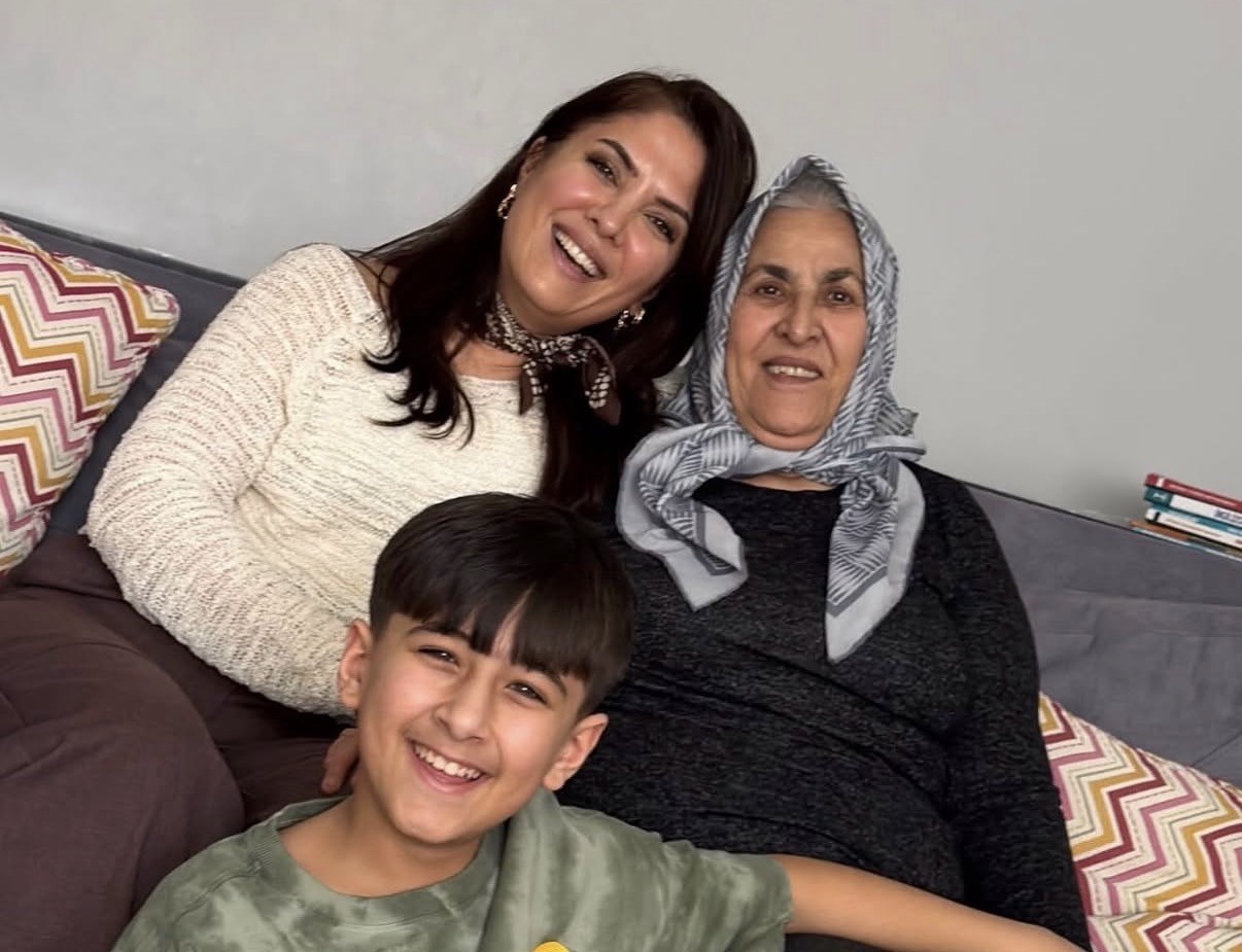 unlu-yazar-dilek-cesur-un-annesi-gozyaslari-icinde-topraga-verildi