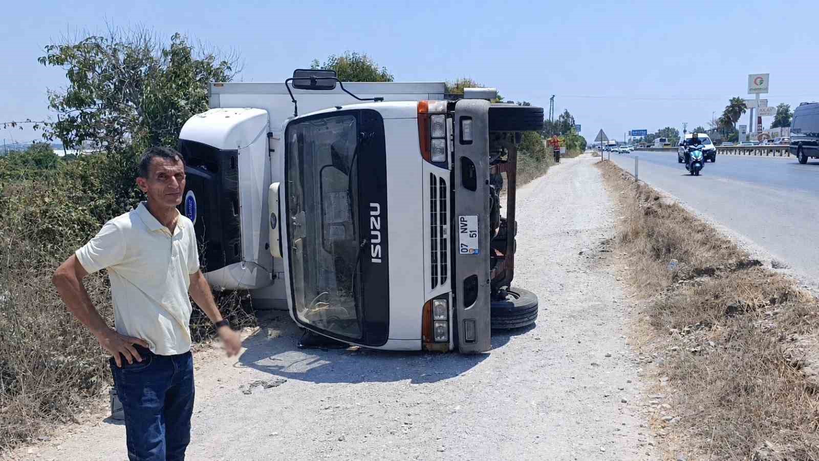 devrilen-kamyondan-burnu-kanamadan-cikti-aracinin-basinda-ekipleri-bekledi